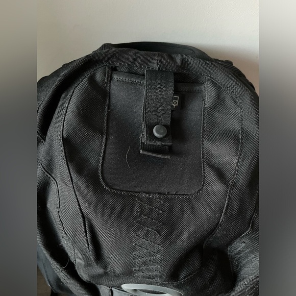 Oakley Vintage Black Men's Backpack - Picture 5 of 16